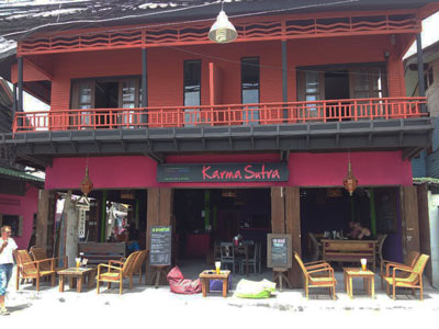 photo 10 location de maison sur koh samui thailande et son bar restaurant Français Thaïlandais Karma Soutra avec Laurent et Simon et leurs serveuses Thaï 